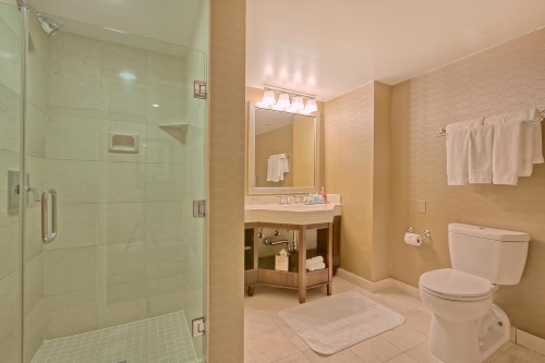 Omni Los Angeles Hotel at California Plaza badkamer
